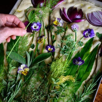 garden focaccia, con verdure, erbe e fiori