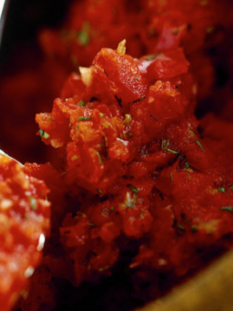 Ciotola con cucchiaio in primo piano con pasta di harissa appena fatta