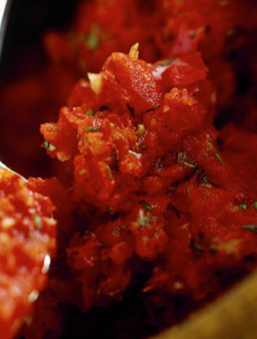 Ciotola con cucchiaio in primo piano con pasta di harissa appena fatta