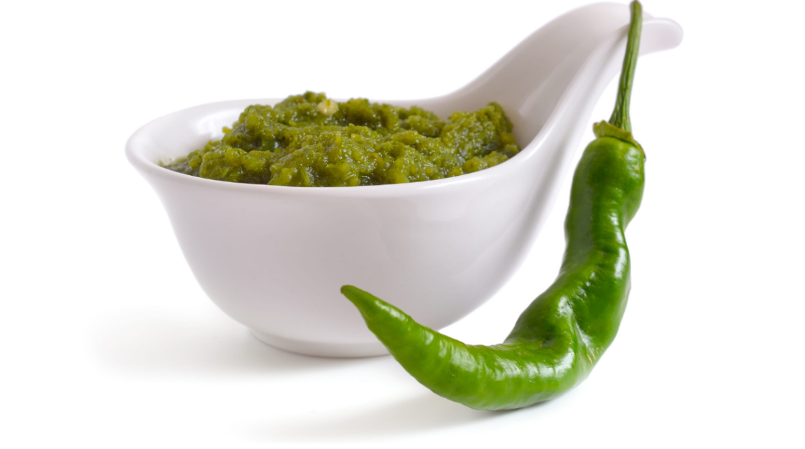 La versione verde di harissa, fatta con peperoni jalapenos, in una salsiera