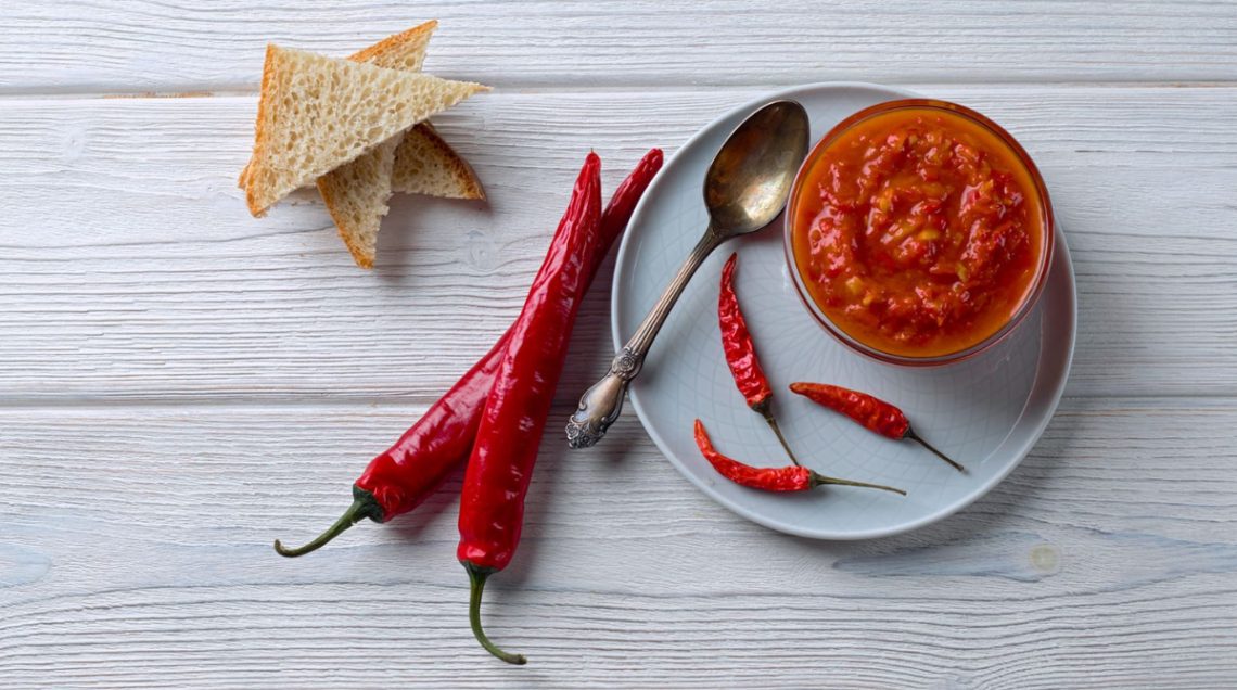 Ciotola di harissa servita come condimento a parte, con cucchiaio