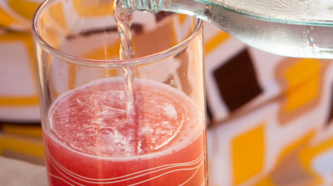 Long drink all'anguria, lime e vodka per un aperitivo in terrazza