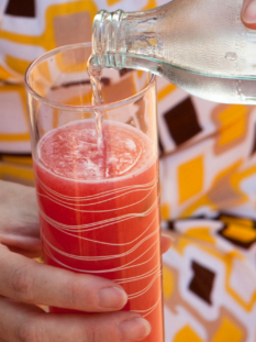 Long drink all'anguria, lime e vodka per un aperitivo in terrazza