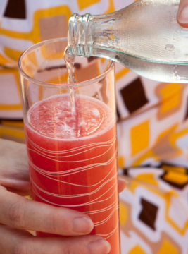 Long drink all'anguria, lime e vodka per un aperitivo in terrazza
