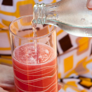 Long drink all'anguria, lime e vodka per un aperitivo in terrazza