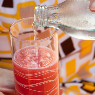 Long drink all'anguria, lime e vodka per un aperitivo in terrazza