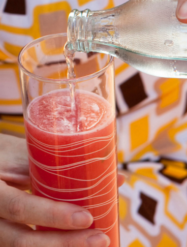 Long drink all'anguria, lime e vodka per un aperitivo in terrazza