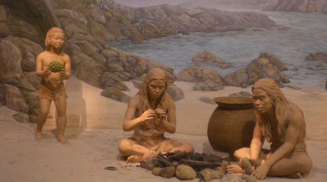 Un diorama di un museo di Hong Kong che rappresenta un gruppo di homo sapiens che cucinano