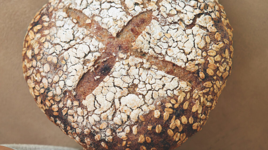 Pane ai cereali di montagna con porridge di avena e segale