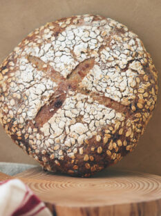 Pane ai cereali di montagna con porridge di avena e segale