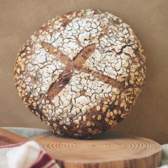 Pane ai cereali di montagna con porridge di avena e segale