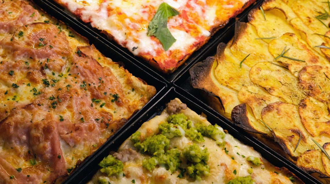 teglie di pizza al taglio assortite viste dall'alto