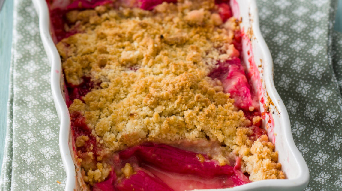 Rhubarb crumble, dolce al cucchiaio con rabarbabo e zenzero