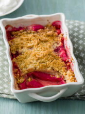 Rhubarb crumble, dolce al cucchiaio con rabarbabo e zenzero