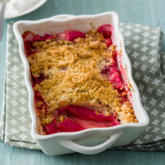 Rhubarb crumble, dolce al cucchiaio con rabarbabo e zenzero