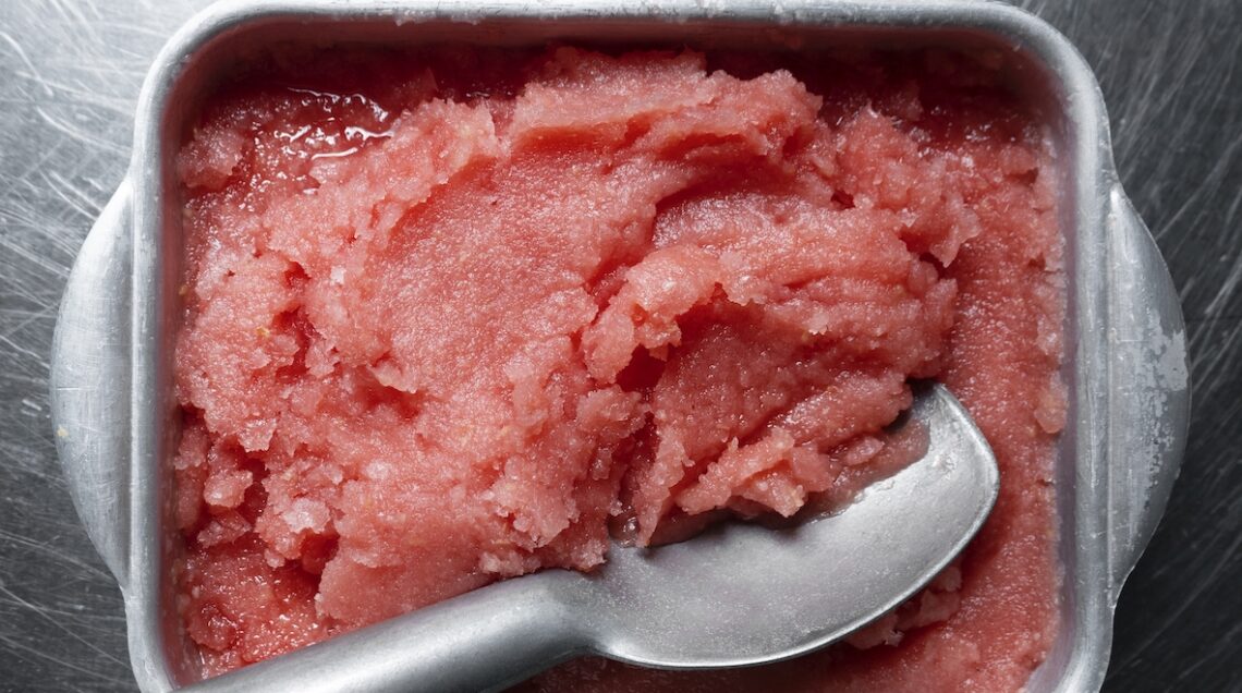 Sorbetto di anguria e litchi all'acqua di rose con un grande cucchiaio da gelato