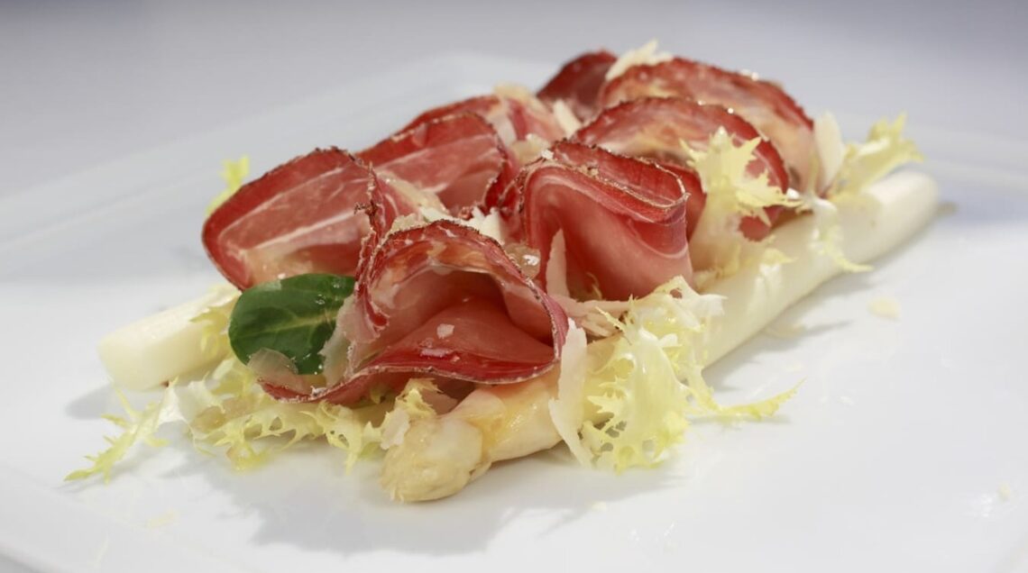 piatto di asparagi bianchi, Speck, Parmigiano, vinaigrette