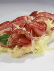piatto di asparagi bianchi, Speck, Parmigiano, vinaigrette