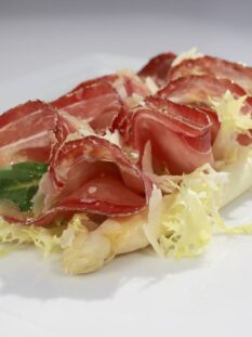 piatto di asparagi bianchi, Speck, Parmigiano, vinaigrette