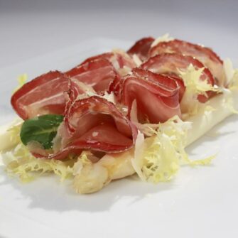 piatto di asparagi bianchi, Speck, Parmigiano, vinaigrette