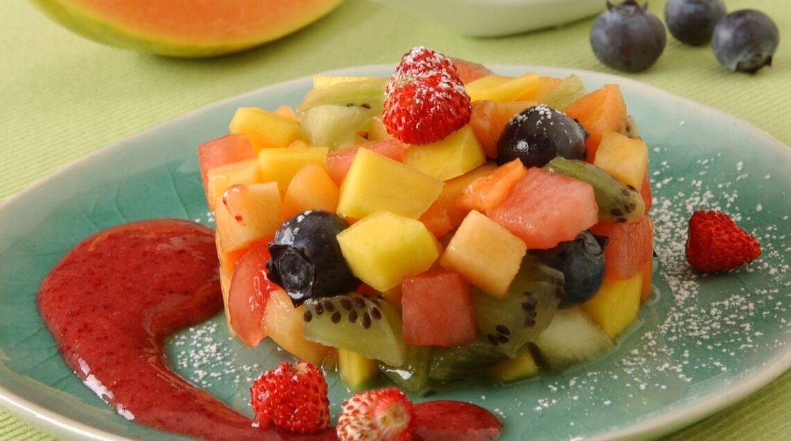 Tartare di frutta con coulis di fragole