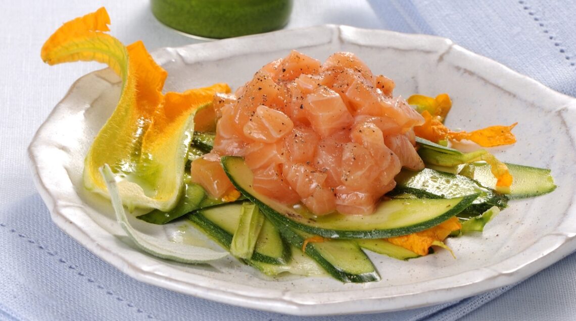 Tartare di salmone con carpaccio di zucchine