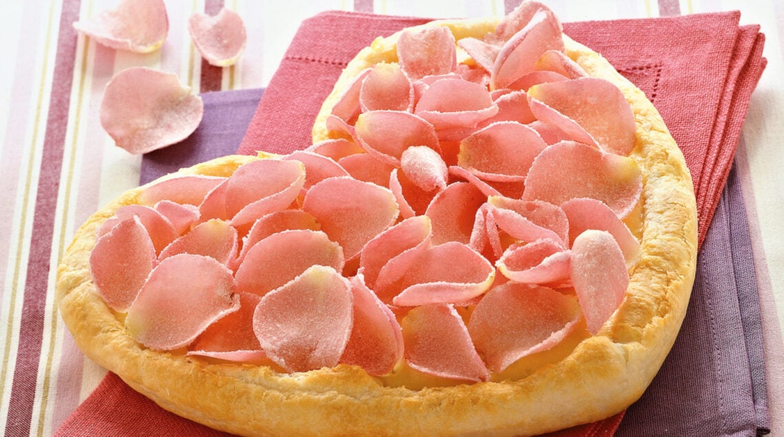 torta di pasta sfoglia a cuore con crema di yogurt, petali di rosa e acqua di rose
