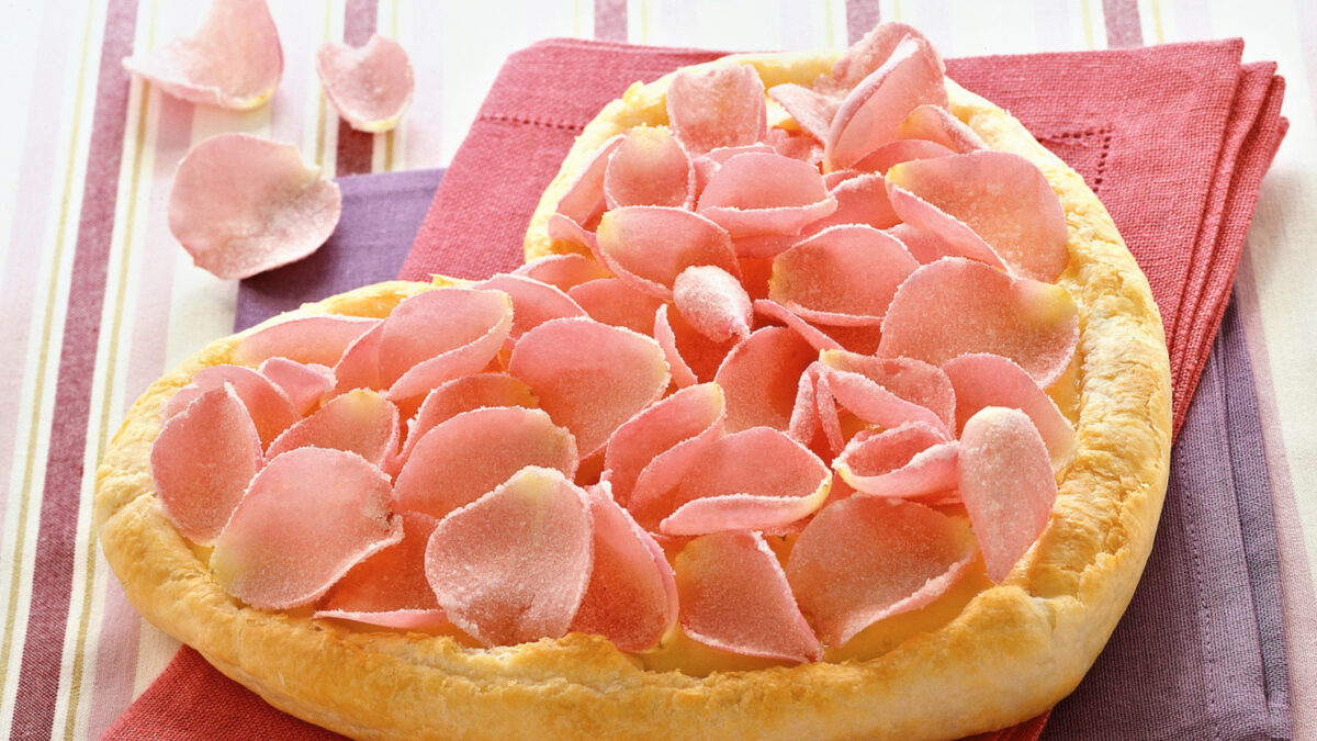 Torta con crema e petali di rosa