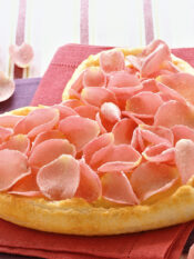 torta di pasta sfoglia a cuore con crema di yogurt, petali di rosa e acqua di rose