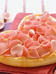 torta di pasta sfoglia a cuore con crema di yogurt, petali di rosa e acqua di rose
