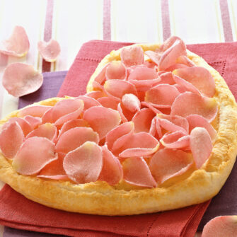 torta di pasta sfoglia a cuore con crema di yogurt, petali di rosa e acqua di rose