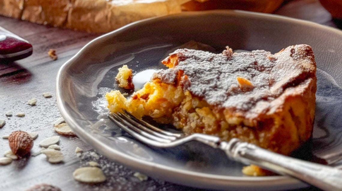 Torta di riso con cuore di pesca e amaretti