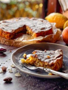 Torta di riso con cuore di pesca e amaretti