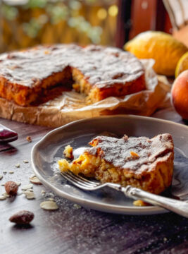 Torta di riso con cuore di pesca e amaretti