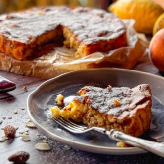 Torta di riso con cuore di pesca e amaretti