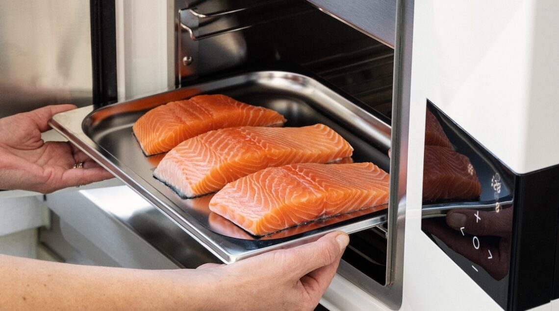 tranci di salmone in un abbattitore