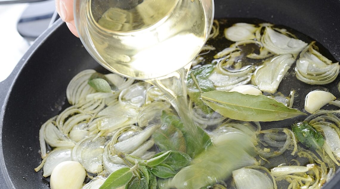 cipolle in padella con alloro e altri aromi bagnate dal vino