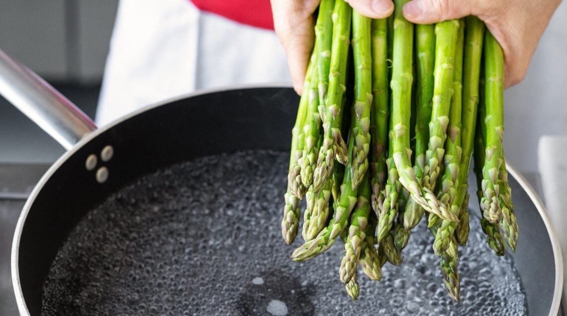 Asparagi sopra una padella contenente acqua bollente
