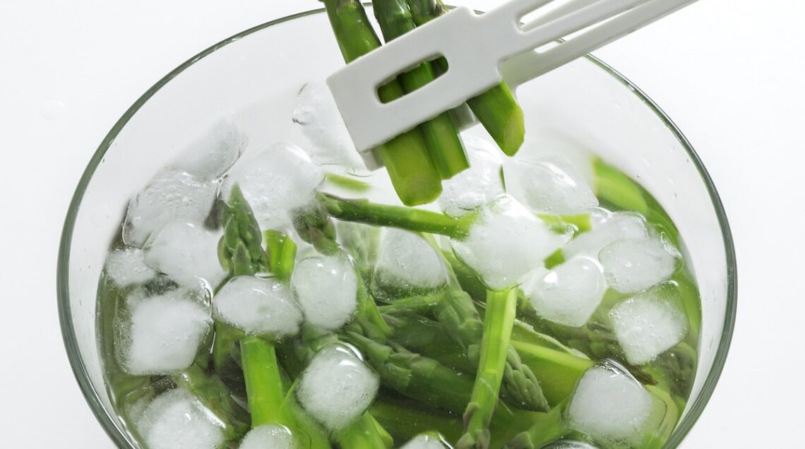 Asparagi in una ciotola contenente acqua e ghiaccio