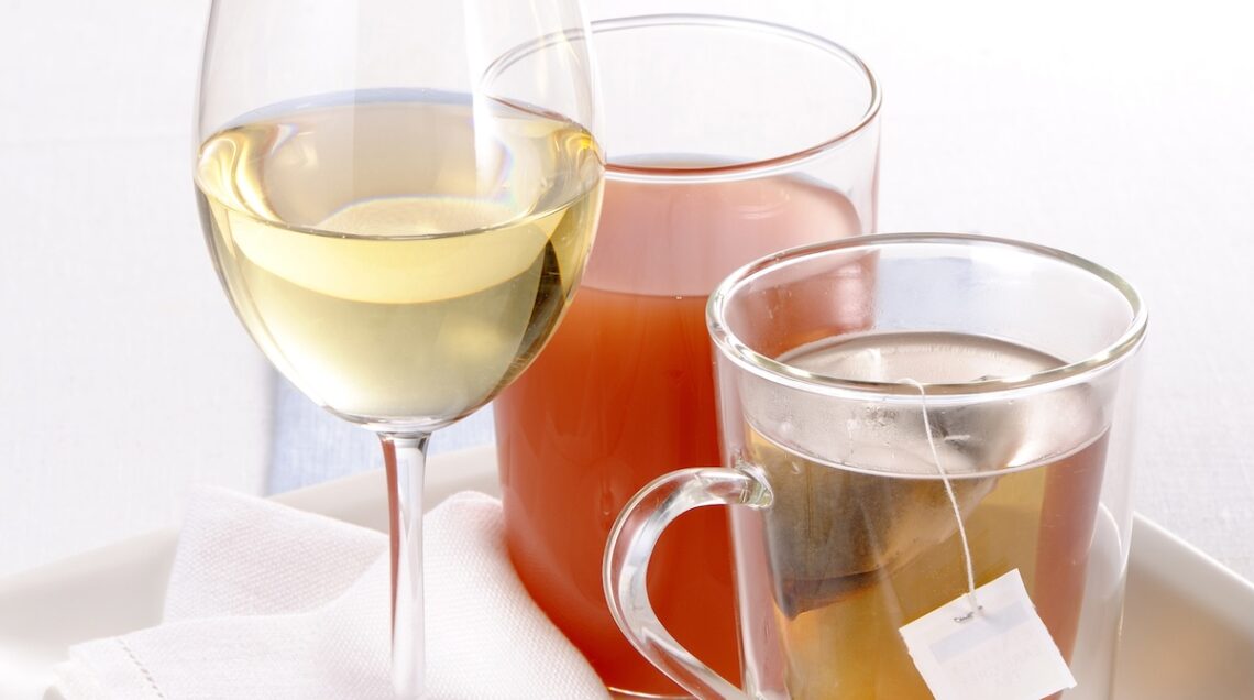 vino bianco, spremuta e tè