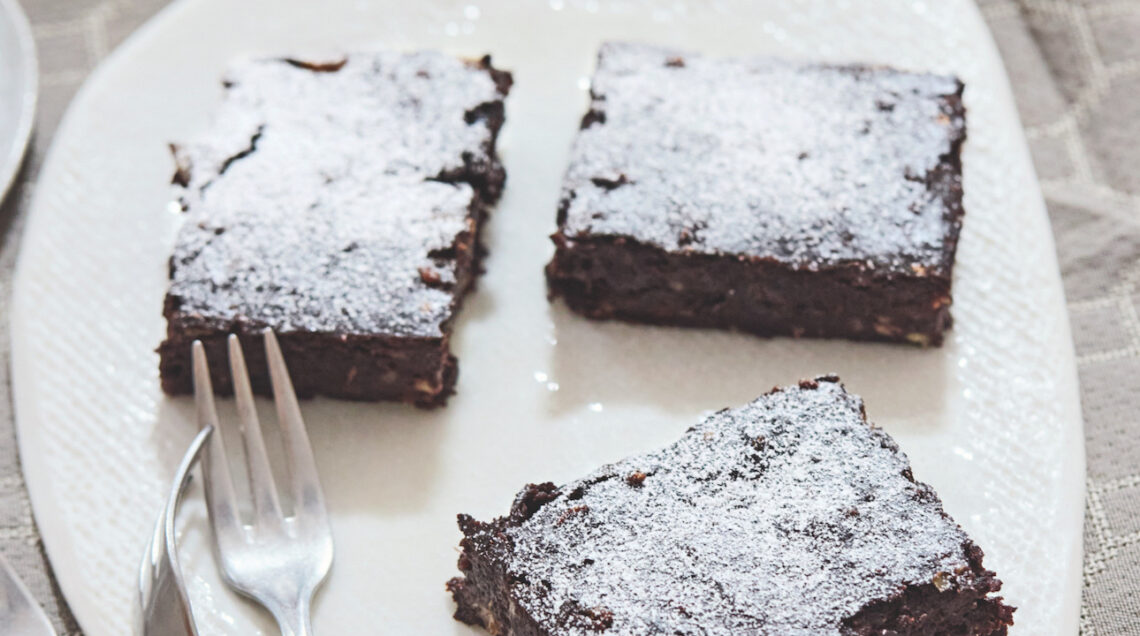 quadrotti di brownies alla banana, yogurt, cioccolato e noci