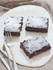 quadrotti di brownies alla banana, yogurt, cioccolato e noci