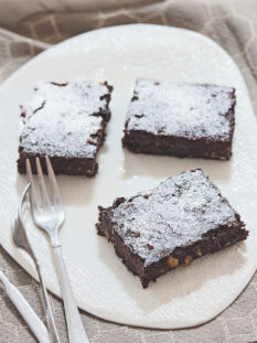 quadrotti di brownies alla banana, yogurt, cioccolato e noci