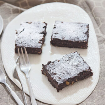 quadrotti di brownies alla banana, yogurt, cioccolato e noci