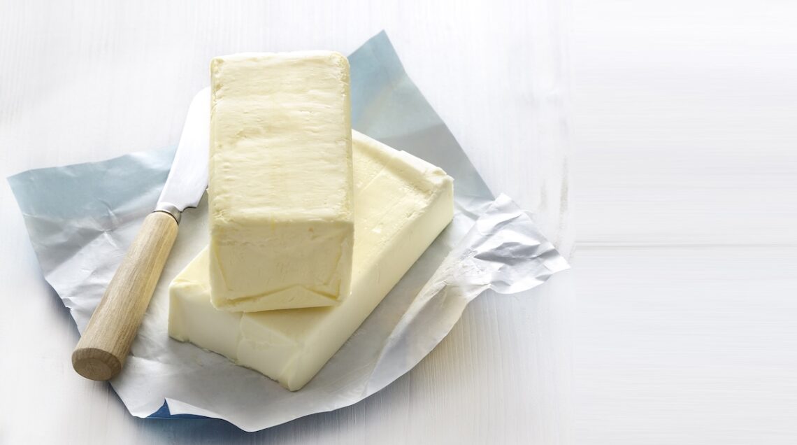 panetti di burro sulla loro carta con coltello