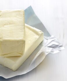 panetti di burro sulla loro carta con coltello