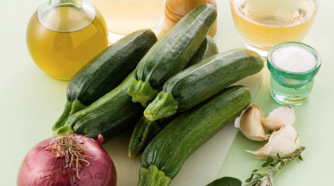 Zucchine, cipolla, aglio, olio, aceto, vino, zucchero ed erbe aromatiche