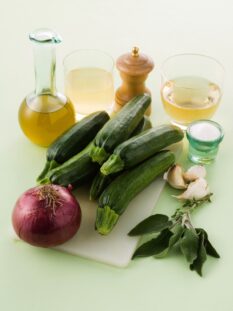 Zucchine, cipolla, aglio, olio, aceto, vino, zucchero ed erbe aromatiche