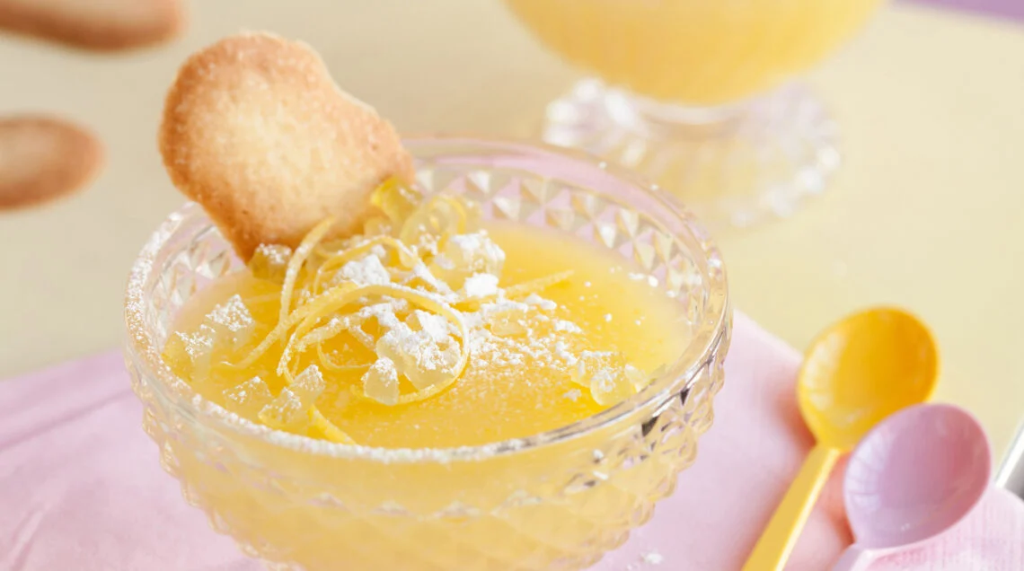 crema fredda di limone in bicchieri guarnita con zucchero a velo e scorzette di limoni