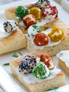 focaccia con patate con palline di caprimo aromatico